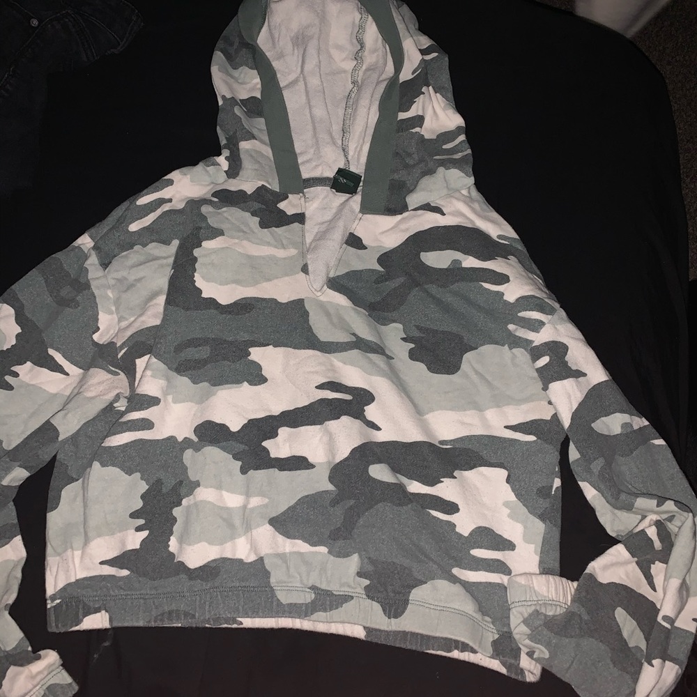 Cropped camo hoodie